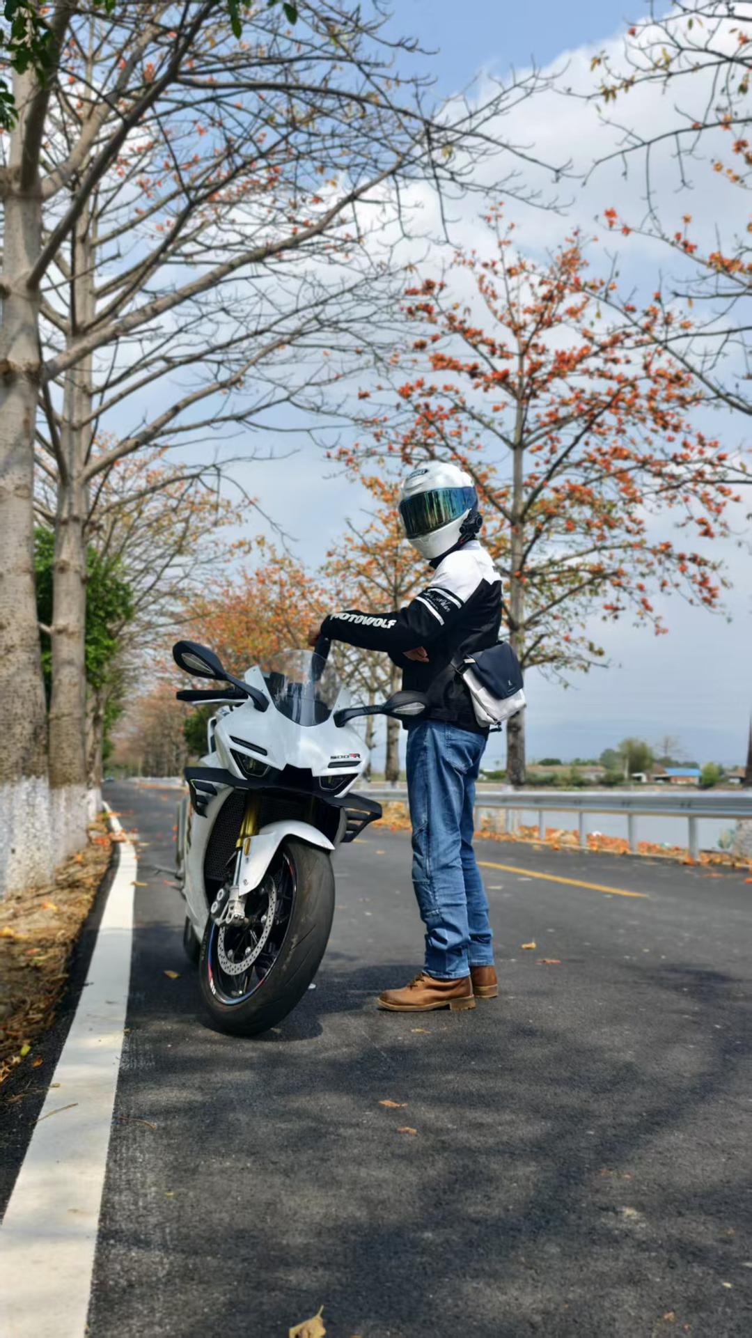 张雪机车销售称夺冠后两三天内订单大涨，已排至6月